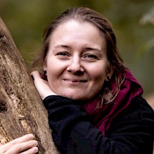 Das ist Elisa. Sie leitet die Wildnisschule Vier Fährten. Elisa Buchterkirchen