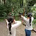 Kinder schießen mit Pfeil und Bogen
